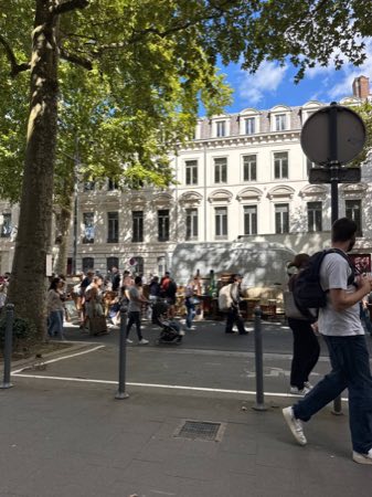 Tree-lined boulevard lined with antique stalls and dealer vans